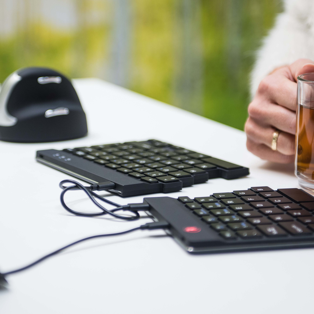 R-Go Split Break Ergonomische Tastatur - QWERTZ (DE) - schwarz - kabelgebunden - Mini - Verkabelt - USB - QWERTZ - Schwarz